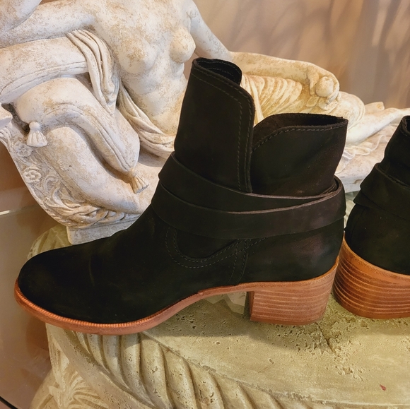 Ugg Elora Suede Ankle Boot - Picture 13 of 14